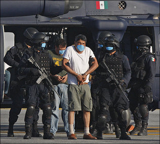 Gregorio Sauceda Gamboa, alias 'El Goyo'' o 'Caramuela'' fue arrestado por la policía mexicana. En la imagen luce la preceptiva mascarilla para evitar un posible contagio de la gripe porcina 