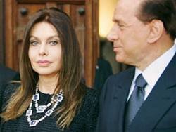 El primer ministro italiano Silvio Berlusconi, junto a su esposa y primera dama, Verónica Lario, en una foto de archivo.