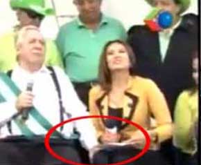 Un alcalde boliviano manosea a una periodista durante un acto público