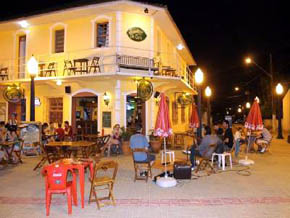 La noche en Porto Belo, cafés y música en directo.