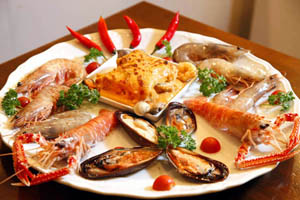 Plato de mariscos variados de la gastronomía local de Porto Belo.