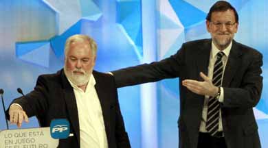 Mariano Rajoy (d) y el candidato popular para las elecciones europeas, el sábado en Barcelona. (EFE)
