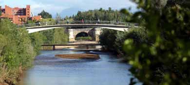 Pasarela sobre el río Bernesga que comunica el Paseo de la Condesa con la Avenida de Salamanca. (EFE)