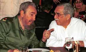 El líder cubano Fidel Castro (i) conversando en La Habana con el escritor colombiano y premio Nobel de literatura, Gabriel García Márquez, en el 2002.