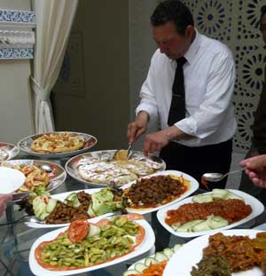 El grupo de periodistas disfrutó de la excelente gastronomía marroquí...
