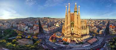 Vista aérea de Barcelona con la catedral de La Sagrada Familia