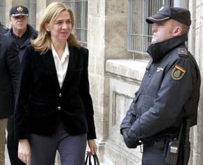 Una imagen histórica: la Infanta Cristina declara ante el juez, como imputada 