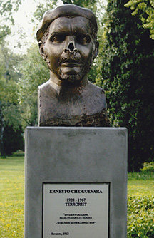 El busto del “Che” Guevara instalado en Viena, sufrió un ataque vandálico que le cercenó la nariz 