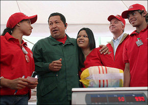 El presidente Chávez ha anunciado el romance de su hija (a la cual abraza en la imagen) con el nieto de Salvador Allende

