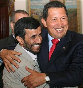 La relaciones entre Irán y Venezuela parecen afianzarse sólidamente. En la imagen de archivo, el presidente irani Mahmud Ahmadinejad (i) y Hugo Chávez de Venezueola 