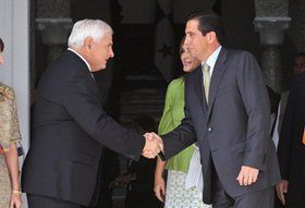 El presidente electo de Panamá Ricardo Martinelli (i)  se reunió con el actual presidente  martín Torrijos 