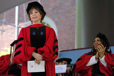 Isabel Allende recibió doctorado honoris causa de la Universidad de Harvard