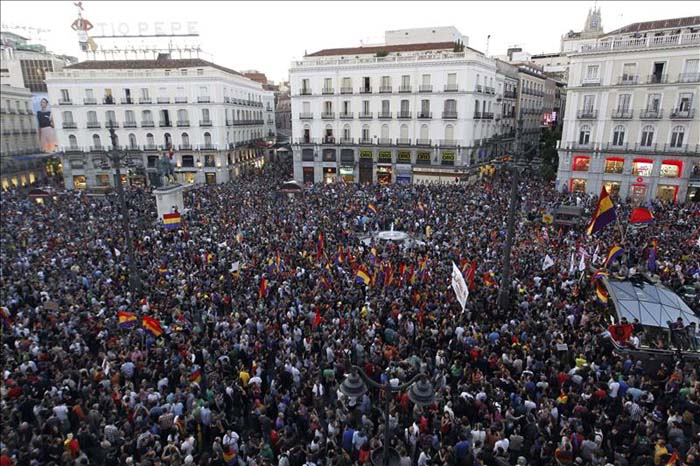 Concentración en la Puerta del Sol de Madrid a favor de la República y por la celebración de un referéndum. EFE