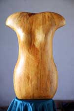 'Joven mujer' año 2000. Madera de pino barnizada.  60 X 35 X 30 cm