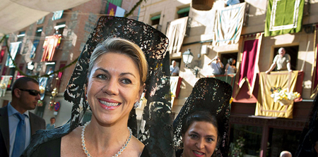 La presidenta de Castilla-La Mancha luce peineta en el Corpus