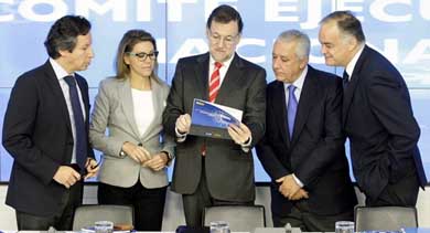 Carlos Floriano, María Dolores de Cospedal, Mariano Rajoy, Javier Arenas y Esteban González Pons durante un Comité Ejecutivo.