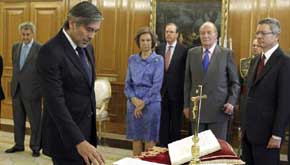 El exmagistrado del Tribunal Constitucional, Enrique López en una imagen de archivo al momento de jurar su cargo (Foto: Enrique López. (Efe))