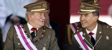 El rey Juan Carlos y el Principe Felipe en la ceremonia militar, en San Lorenzo del Escorial (AP).