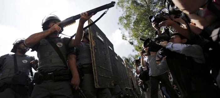 Antidisturbios disparan gases lacrimógenos durante la protesta en Sao Paulo (Reuters).