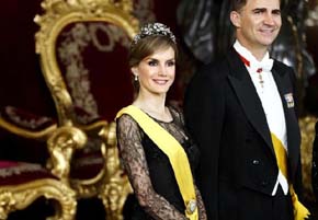 El príncipe Felipe acompañado de la princesa Letizia en el Palacio Real (Reuters)