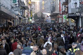 La calle Preciados, en Madrid, llena de gente en una jornada previa al inicio de rebajas. EFE/Archivo