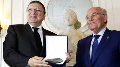 El presidente de la Comisión Europea, José Manuel Durao Barroso (i), junto al rector de la Universidad Internacional Menéndez Pelayo, César Nombela (d) (Efe)