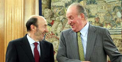 Rubalcaba y el Rey en una foto de archivo. (EFE)