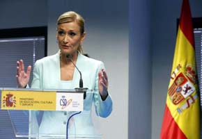 Cifuentes dice que cambiar una decisión tras actos violentos 'es un mensaje negativo' 