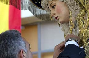 Continúa el surrealismo en Interior: se aplaza la vista por la condecoración a la Virgen porque ‘no es funcionaria’