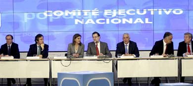 Comité ejecutivo nacional del PP presidido por Mariano Rajoy (centro) (Efe)