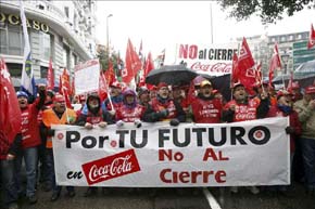 Los trabajadores de Coca-Cola en una manifestación en Madrid contra el expediente de regulación de empleo (ERE), en febrero pasado. EFE