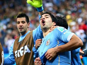 Suárez resucita a Uruguay y noquea a Inglaterra