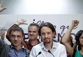 Pablo Iglesias (centro), cabeza de lista de Podemos a las elecciones europeas, saluda a sus simpatizantes tras conocer los resultados electorales. EFE