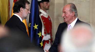 El rey Juan Carlos y Mariano Rajoy durante la firma la ley de abdicación. (Gtres)


