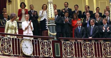 La Reina Sofía, junto a la Infanta Elena, ha recibido un prolongado aplauso de los asistentes hoy al acto de proclamación del Rey Felipe VI, cuando el presidente del Congreso de los Diputados, Jesús Posada, ha mencionado su inestimable contribución en el reinado de Juan Carlos I. EFE