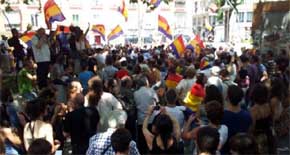 Manifestantes a favor de la República el día de la proclamación de Felipe VI. Foto: Twitter @barrenderosmad

