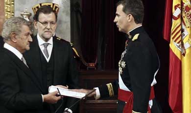 El presidente del Gobierno, Mariano Rajoy (c) y el del Congreso, Jesús Posada, durante el acto de solemne proclamación de Felipe VI por las Cortes Generales, reunidas hoy en el Palacio de la Cámara Baja para este acontecimiento. EFE