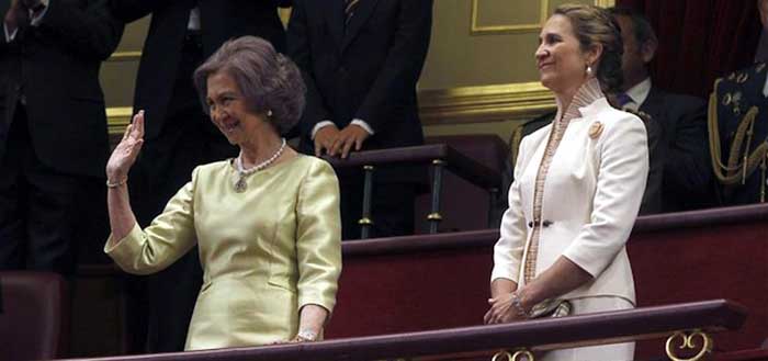 La reina Sofía y la infanta Elena siguen desde la tribuna la sesión solemne de proclamación de Felipe VI por las Cortes Generales, reunidas hoy en el Palacio de la Cámara Baja para este acontecimiento. EFE