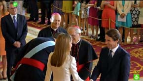 Felipe VI se inclina ante Rouco en el saludo tras su proclamación. Imagen de La Sexta