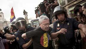 La Policía Nacional al expolítico Jorge Vestrynge (c), en la concentración a favor de la república y del derecho a decidir que se celebró en la Puerta del Sol. EFE