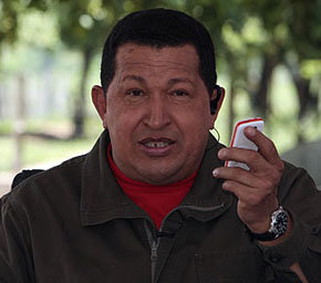 Hugo Chávez muestra su móvil 'Vergatario'