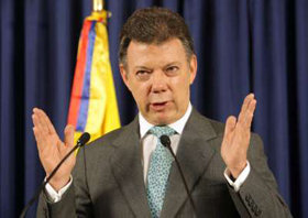 El ministro de Defensa de Colombia, Juan Manuel Santos, anunció su renuncia al cargo para promover su aspiración a la jefatura del Estado en los comicios presidenciales de 2010.
