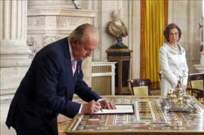 El Rey Juan Carlos, en presencia de la Reina Sofía, firma la ley orgánica que hace efectiva su abdicación, en una solemne ceremonia celebrada en el Salón de Columnas del Palacio Real. EFE