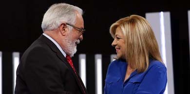 Miguel Arias Cañete y Elena Valenciano antes del debate que mantuvieron con motivo de las elecciones europeas en TVE / EFE