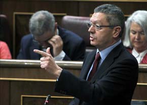 El ministro de Justicia, Alberto Ruiz Gallardón, durante su intervención en la sesión de control al Ejecutivo que hoy celebra el Congreso de los Diputados. EFE