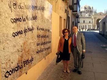 Concha Pelayo frente a un fragmento de texto de uno de sus poemas, junto al conocido poeta zamorano y afincado en Madrid, Octavio Uña.