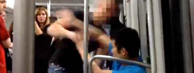 La imagen de la agresión racista en el Metro de Barcelona (YouTube) 