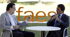 El presidente del Gobierno, Mariano Rajoy, conversa con el expresidente del Gobierno y presidente de la fundación FAES, José María Aznar 
