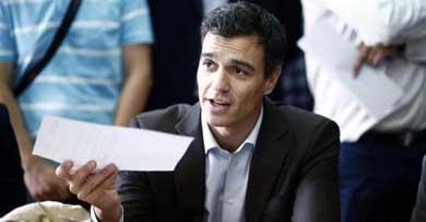 Una encuesta sitúa a Pedro Sánchez como favorito entre los diputados socialistas, aunque un 25% reserva su voto 

