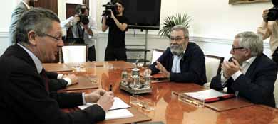El ministro Alberto Ruiz-Gallardón con los líderes sindicales Cándido Méndez e Ignacio Fernández Toxo durante la reunión (Efe)